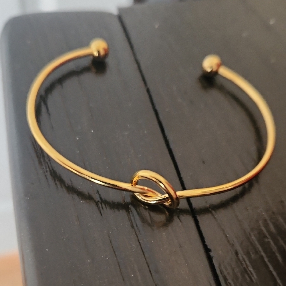 Elegant 18 K gold Plated Knot Bracelet Cuff
